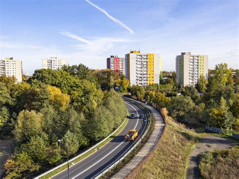 Tematyczne zdjęcie strażaków i mieszkańców podczas festynu