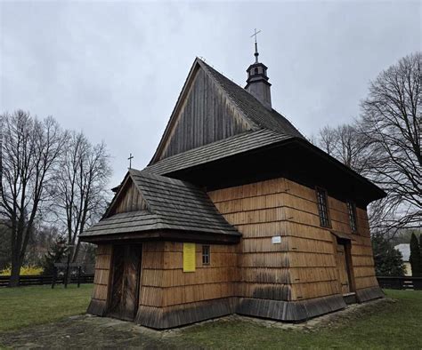 Zabytkowy drewniany kościółek w Bobrku objęty pożarem