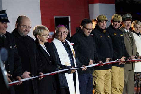 Zdjęcie z ceremonii otwarcia nowej strażnicy OSP Sterdyń z przecinaniem wstęgi i gośćmi