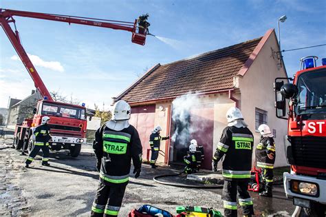 Grupa strażaków ochotników podczas ćwiczeń lub działań ratowniczych