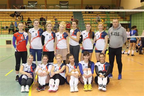 zdjęcie uczniów szkoły podczas treningu piłki siatkowej