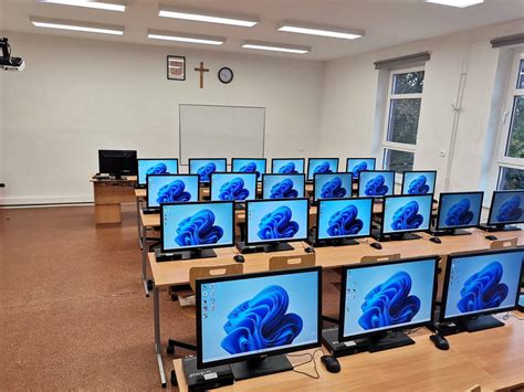 zdjęcie sali komputerowej z nowoczesnym sprzętem