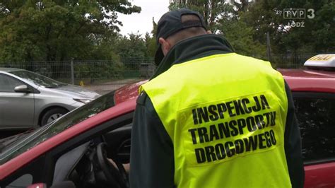 Pracownicy inspekcji transportu drogowego kontrolują taksówkę podczas akcji drogowej