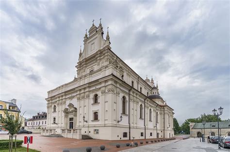 Widok ogólny na Kościół Zwiastowania Najświętszej Maryi Panny w Tomaszowie Lubelskim