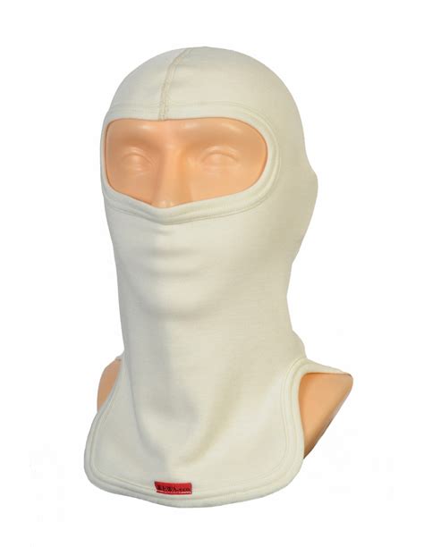 Różnorodne akcesoria strażackie: czapki, kominiarki, emblematy