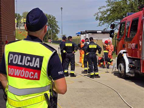 Scena zdarzenia przed sądem, z widocznymi służbami ratunkowymi