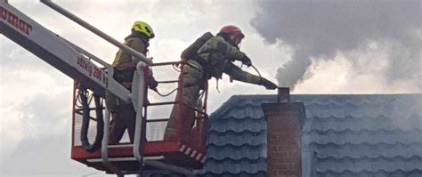 Zdjęcie różnych rodzajów strażaków kominowych zamontowanych na kominach
