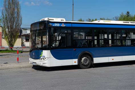 Zdjęcie nowoczesnego autobusu MPK Kraków na ulicach miasta