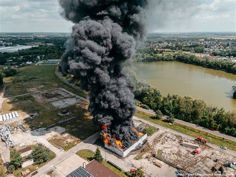 Wielki pożar budynku przemysłowego z kłębami czarnego dymu
