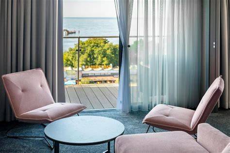 Współczesny wygląd Restauracji Port w Międzyzdrojach z tarasem widokowym
