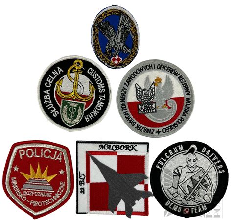 Zestaw naszywek i emblematów OSP przedstawiający różnorodność wzorów i zastosowań