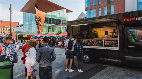 food truck festiwal z różnorodnymi potrawami street food
