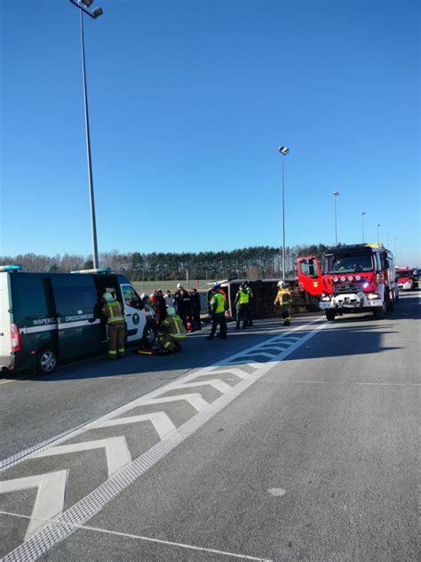 Widok na miejsce zdarzenia drogowego z zaangażowaniem wozów strażackich