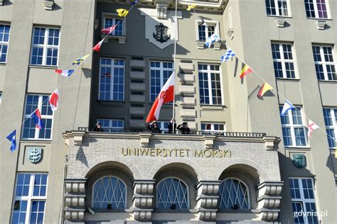 Zdjęcie budynku Uniwersytetu Morskiego w Gdyni, symbolizujące instytucję szkoleniową