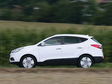 Thematyczne zdjęcie Hyundai ix35 na parkingu, sugerujące problemy z uruchomieniem