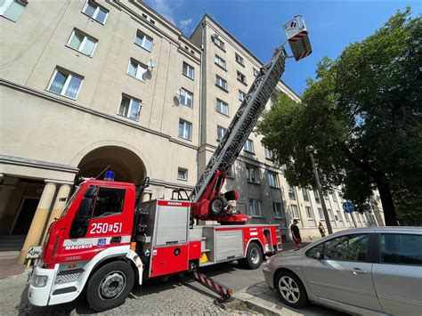 Zdjecie pogorzeliska lub miejsca, gdzie trwa akcja ratunkowa straży pożarnej