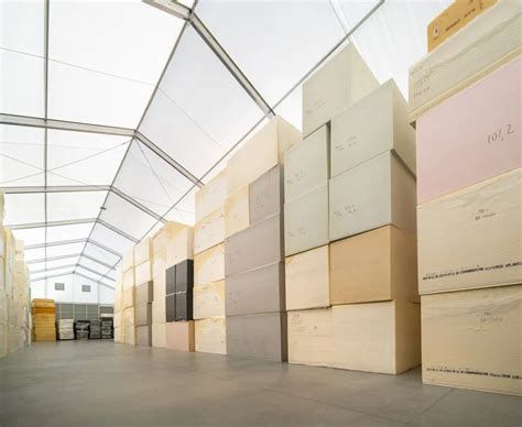 zdjęcie spalonej hali produkcyjnej z widocznymi pozostałościami pianki poliuretanowej