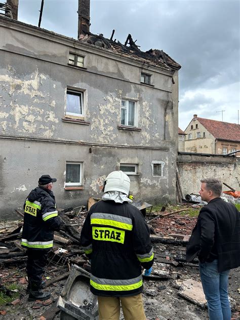 Zniszczony supermarket Lidl w Kielcach po pożarze, z widocznymi strażakami lub pracownikami porządkującymi teren.