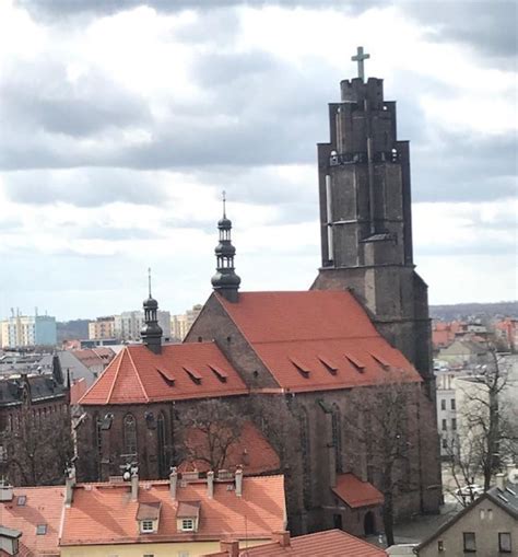 Zdjęcie kościoła parafialnego w Żarnowie z widocznym krzyżem misyjnym.