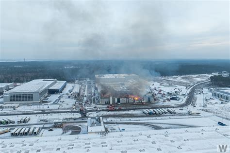 Zdjęcie wozów strażackich na terenie Bydgoskiego Parku Przemysłowo-Technologicznego podczas gaszenia hali MMP Neupack