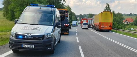 Scena wypadku drogowego z udziałem służb ratowniczych i dwóch samochodów