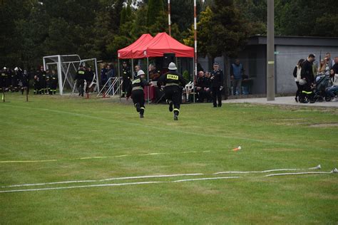 zdjęcie przedstawiające strażaków podczas zawodów sportowo-pożarniczych