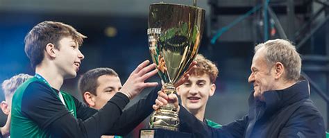 zdjęcie przedstawiające wręczanie pucharów i dyplomów zwycięskim drużynom