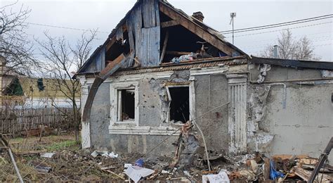 Zniszczony po pożarze dom, widok na okopcone ściany i zniszczone wnętrze