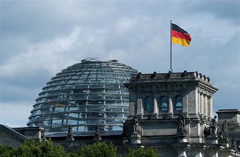 Zniszczona kopuła budynku Reichstagu po pożarze