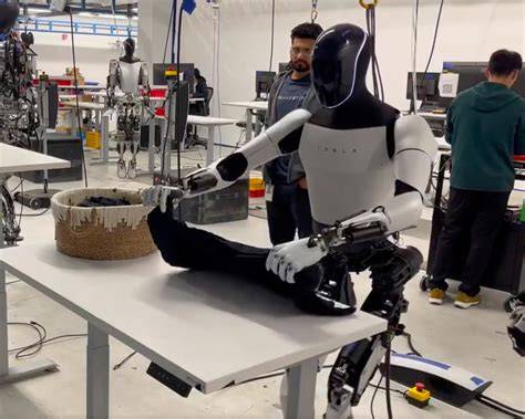 Zdjęcie robota strażackiego RS3 podczas demonstracji w Los Angeles