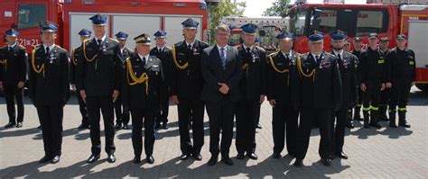 fotografia przedstawiająca uroczystość Dnia Strażaka na Rynku w Grudziądzu, z udziałem strażaków i zaproszonych gości