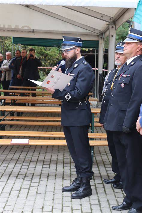Archiwalne zdjęcie strażaków OSP Tarnawa Dolna z wczesnych lat działalności lub pierwszego pojazdu
