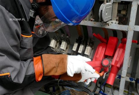 Zestaw sprzętu i wyposażenia strażackiego, kombinezon bojowy, hełm, narzędzia hydrauliczne