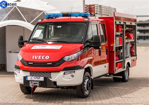 Wóz strażacki Iveco w barwach niemieckiej straży pożarnej