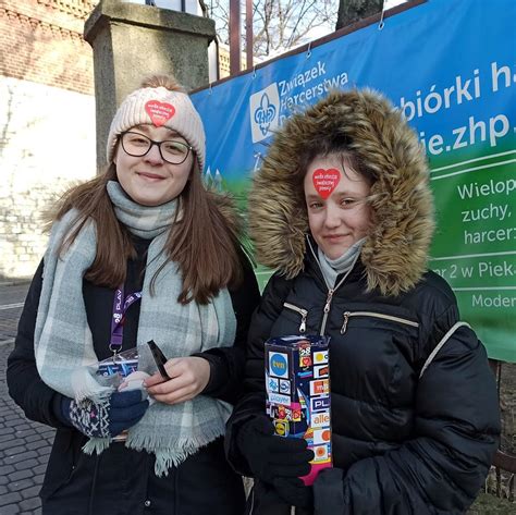 zdjęcie wolontariuszy WOŚP zbierających datki do puszek