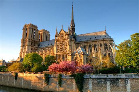 płonąca katedra Notre-Dame w Paryżu, wieczorny widok z dymem