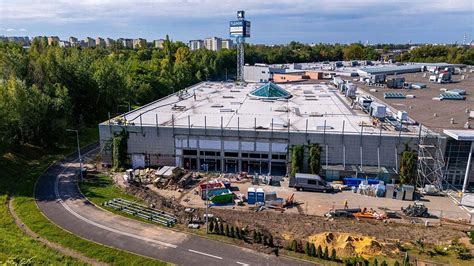 Zdjęcie spalonego supermarketu Carrefour w Wołominie, widoczne zniszczenia, runięty dach i ściany