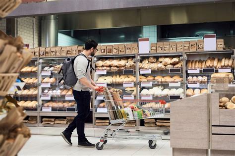 Ilustracja przedstawiająca incydent z ochroniarzem i klientką w supermarkecie
