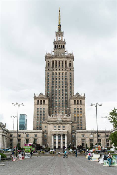 Architektura Pałacu Kultury i Nauki w Warszawie, ukazująca zegar i syrenkę warszawską