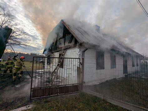 zdjęcie przedstawiające spaloną konstrukcję drewnianego budynku po pożarze