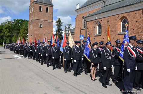 zdjęcie grupowe osób odznaczonych i wyróżnionych podczas uroczystości