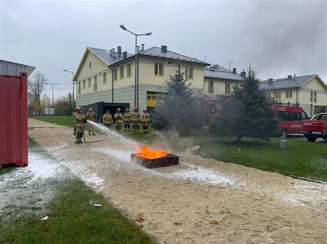 Zdjęcie przedstawiające współpracę wielu służb na miejscu pożaru, z widocznym helikopterem