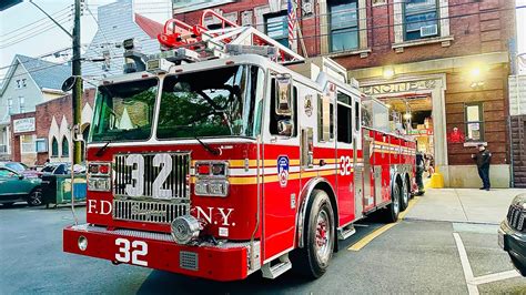 Autodrabina Seagrave Commander II FDNY z malowidłem upamiętniającym 9/11