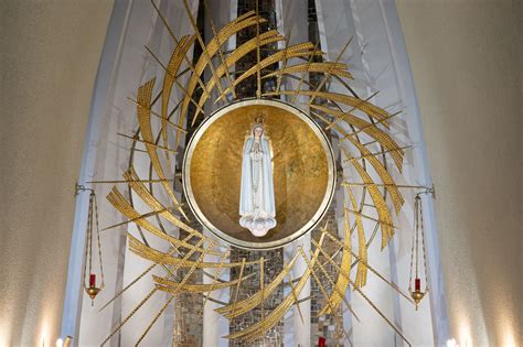 fotografia strażaków ze sztandarami przed Sanktuarium Matki Bożej Fatimskiej