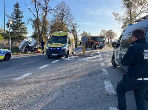 Zdjęcie strażaka udzielającego pomocy na miejscu wypadku drogowego