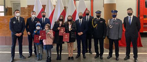Zdjęcie grupy młodych bohaterów odbierających medale