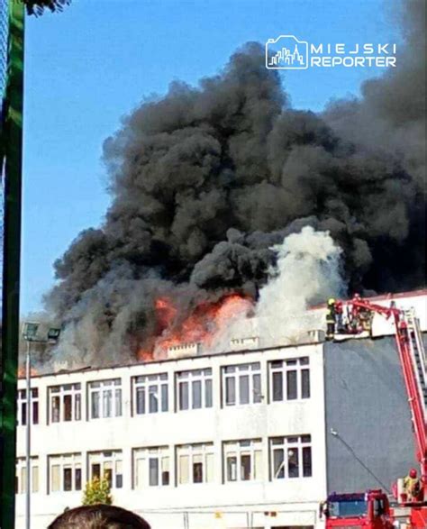 Wizualizacja dymu wydobywającego się z dachu płonącej mleczarni