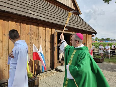 Zrujnowany drewniany kościół po pożarze
