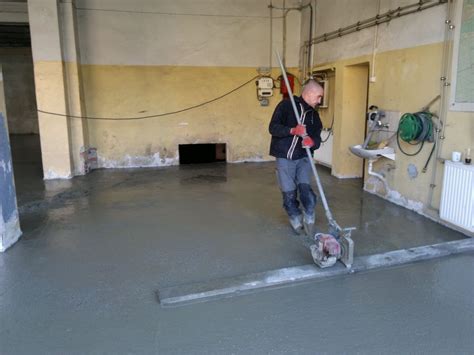 zdjęcie nowoczesnej posadzki w garażu OSP