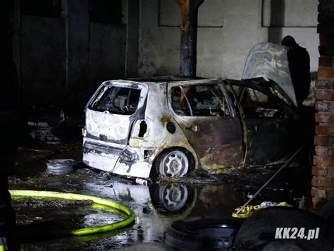Spalony samochód na ulicy Ślepej w Ustroniu, z widocznymi śladami pożaru